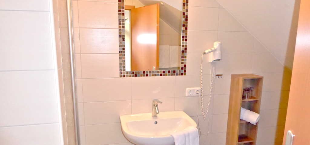 huberhof-eitting_zimmer-bad